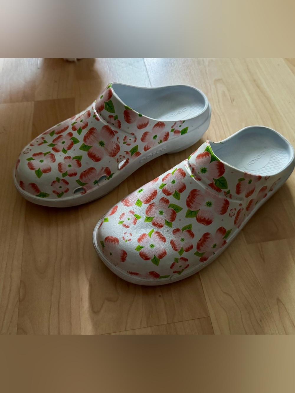 Women’s Oofos White Floral Clog Shoes - Comfort Slip-On. Size 9